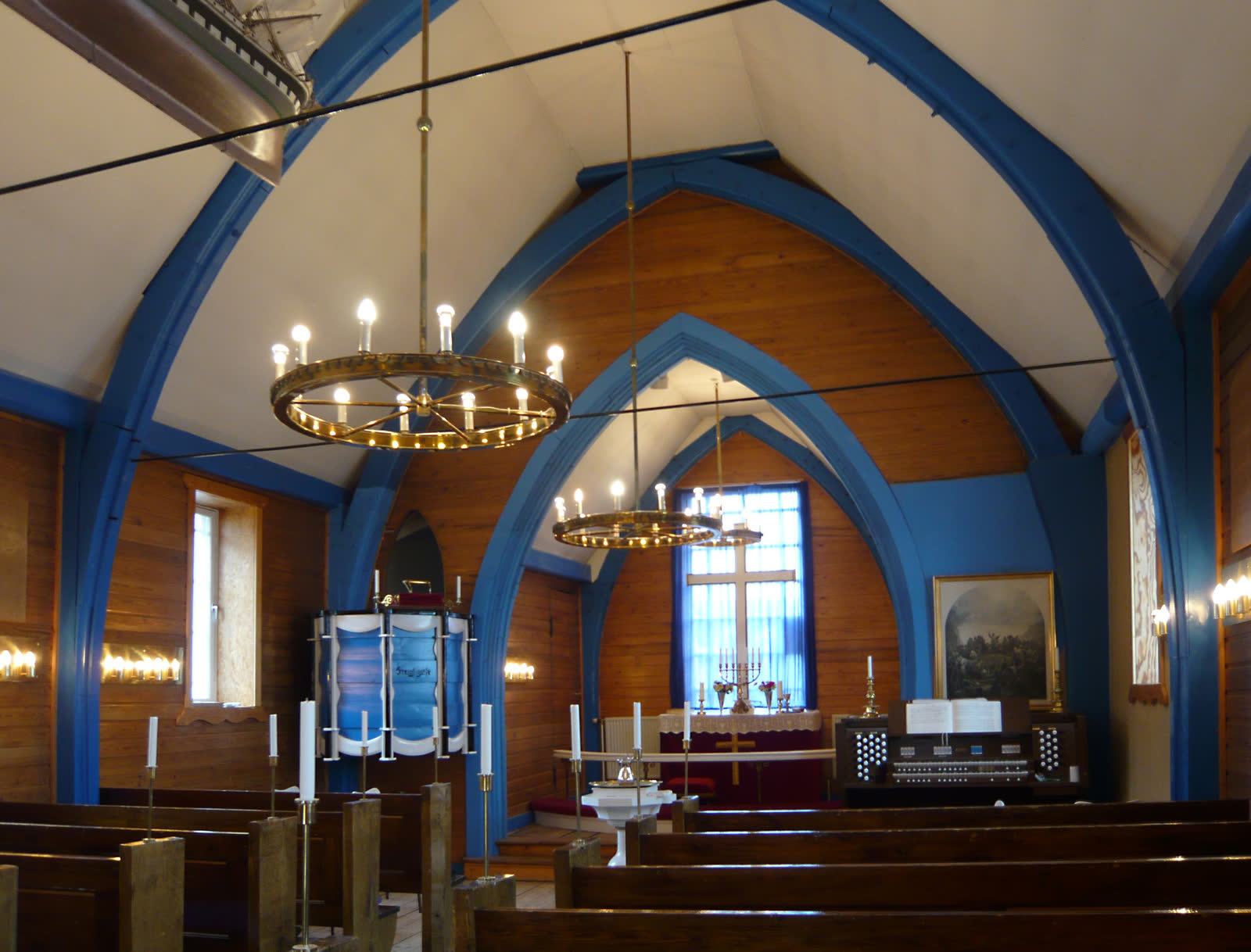 Innenraum der Kirche von Ittoqqortoormiit mit blauen Spitzbögen und Messingleuchtern