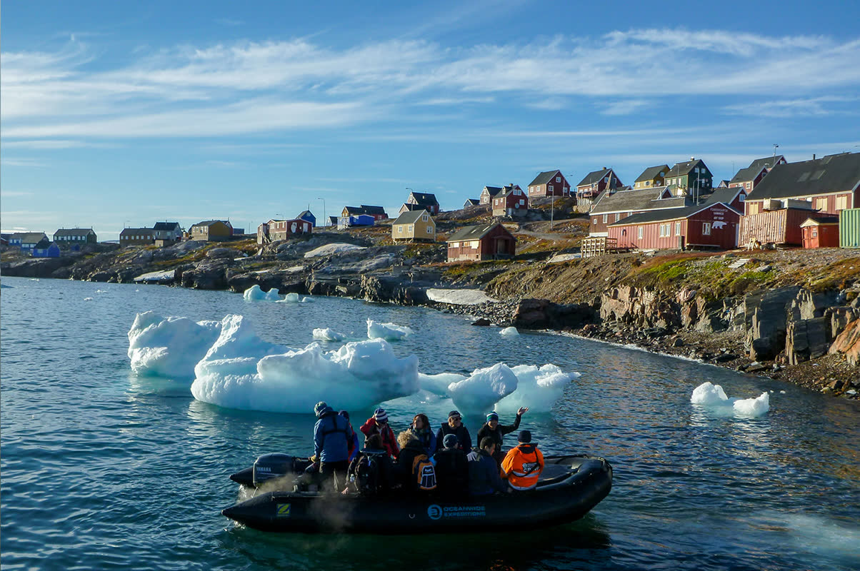 Zodiac mit Passagieren vor der Küste von Ittoqqortoormiit mit Eisschollen