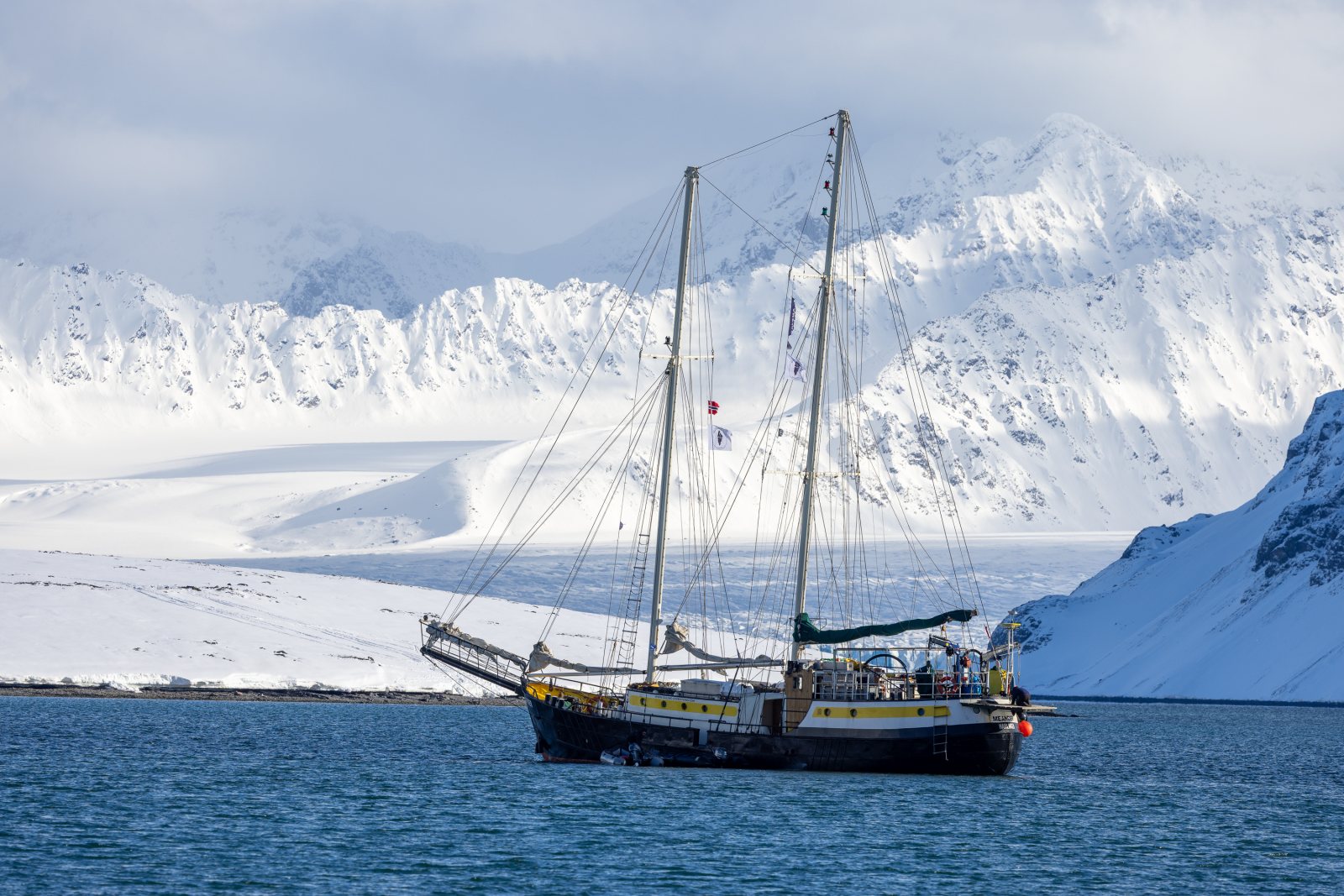 Spitzbergen Anfang Mai: Fjordeis, Walrosse und ein Schiff für zwölf