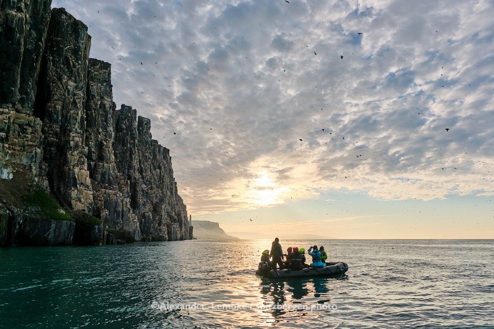 Zodiac vor der senkrechten schwarzen Basaltwand des Alkefjellet an der Hinlopenstraße