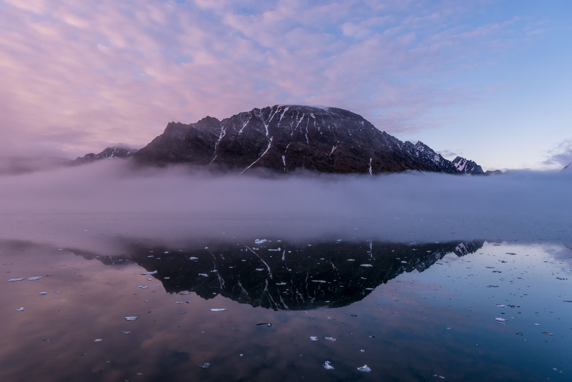 Insel im Nebel, Spiegelung im ruhigen Wasser