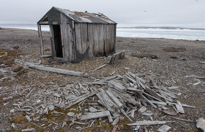Verwitterte Fangsthütte an der Nordküste Spitzbergens auf Geröllboden