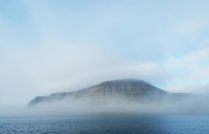 Die Insel Hopen im Südosten Spitzbergens taucht aus dem Nebel auf