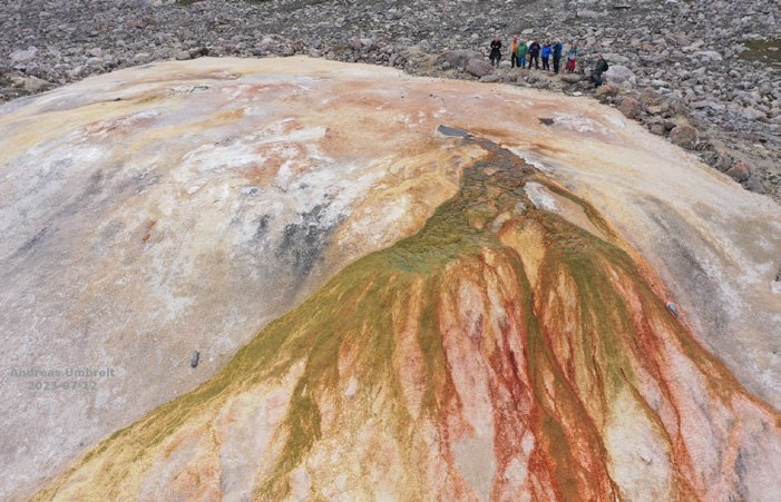 Farbige orange und grüne Sinterterrassen der warmen Quellen Jotunkjeldene in Nordspitzbergen