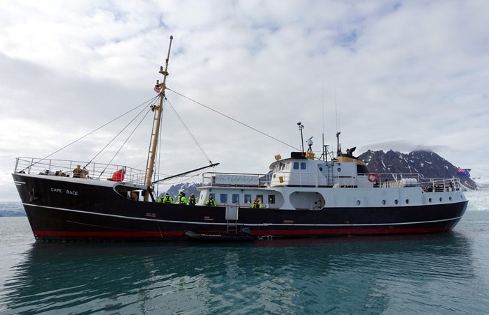 Kleines Expeditionsschiff MS Cape Race vor Anker in einer Bucht in Spitzbergen