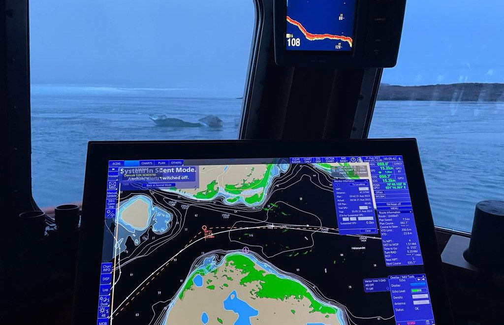 Elektronische Seekarte auf der Brücke eines Expeditionsschiffs in Spitzbergen